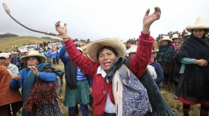 Latin American women at Peru denounced violence by the mining company. File photo 2011 (Source: https://www.salvalaselva.org/peticion/1044/mujeres-denuncian-que-proyectos-extractivos-generan-violencia?mtu=140662608&t=1771